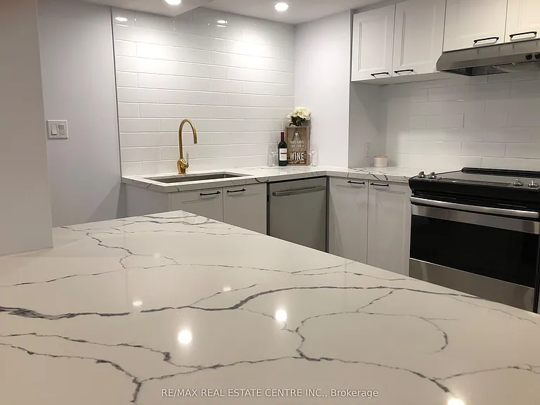 226 Howard Cres #LOWER — Photo 8