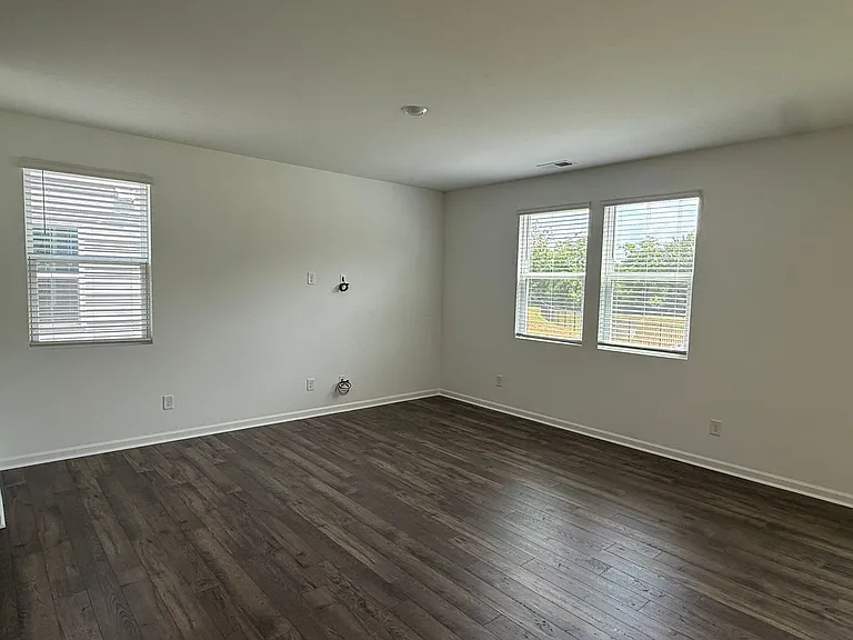 404 Silver Birch Ct — Photo 2