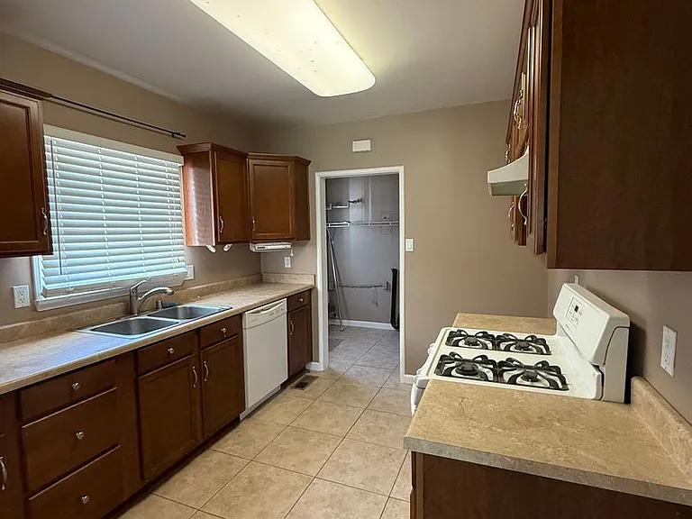 1053 N Laurel Ave — Photo 4