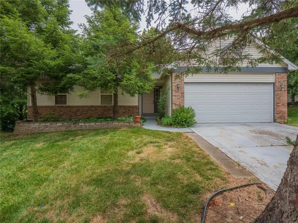 401 Nantucket Pointe Dr, Grover, MO 63040