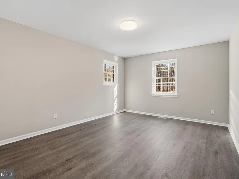 221 Oak Ln — Photo 20