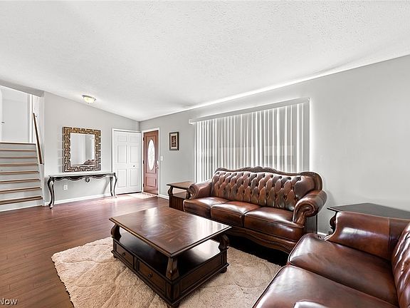 3rd image of 18046 Walnut Dr