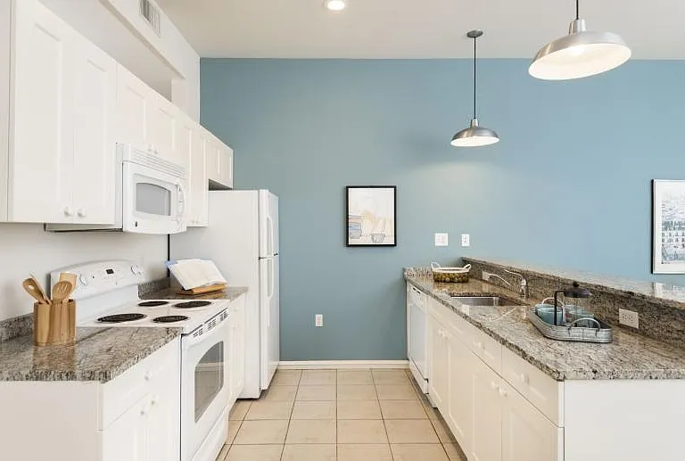915 Main Street — Photo 1