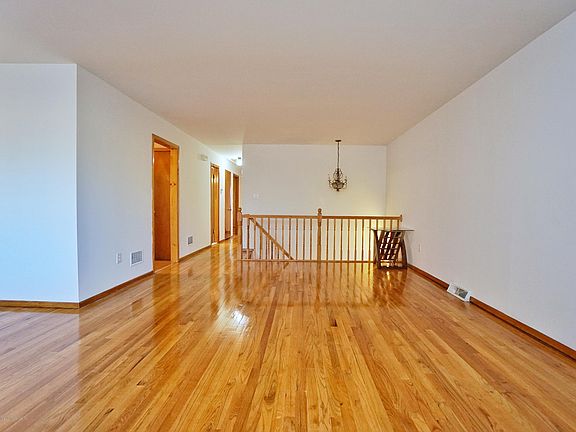 5th image of 327 Woodbine Ave