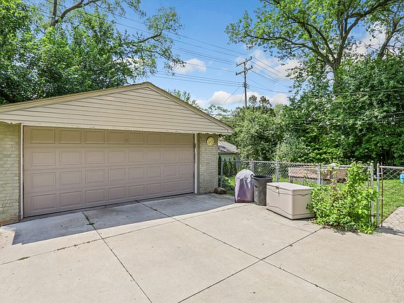 4th image of 16981 Beechwood Ave