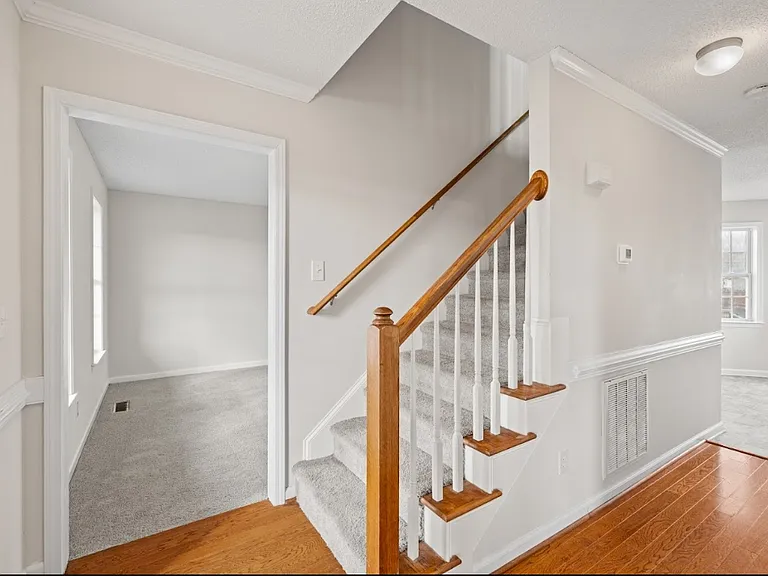 137 Woodglen Dr — Photo 3