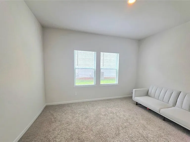 327 Valley Oak Dr — Photo 3