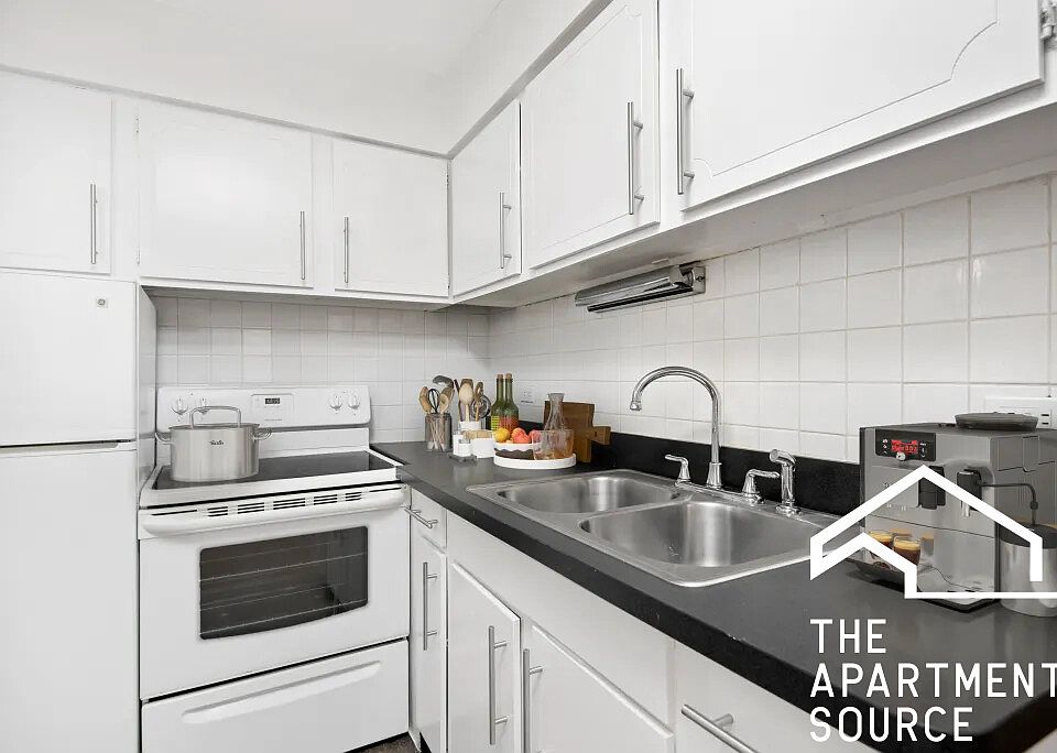 2nd image of 441 W Barry Ave APT 433
