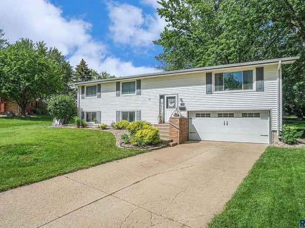 728 NE 7th St, Madison, SD 57042