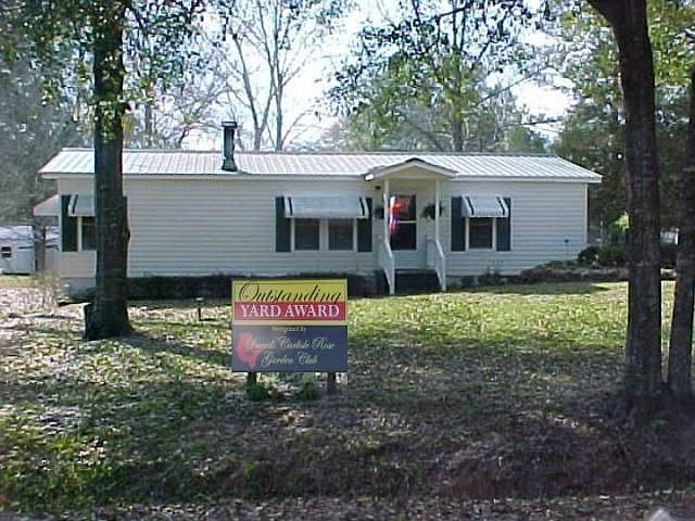 Very neat 3-2 DW in quiet neighborhood near 37,000 acre "Lake Seminole" 