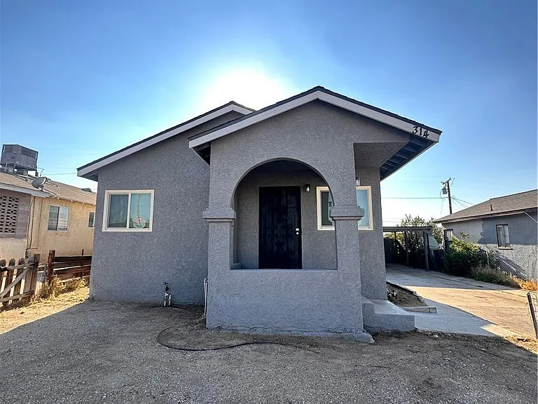 314 Wilshire Pl — Photo 1