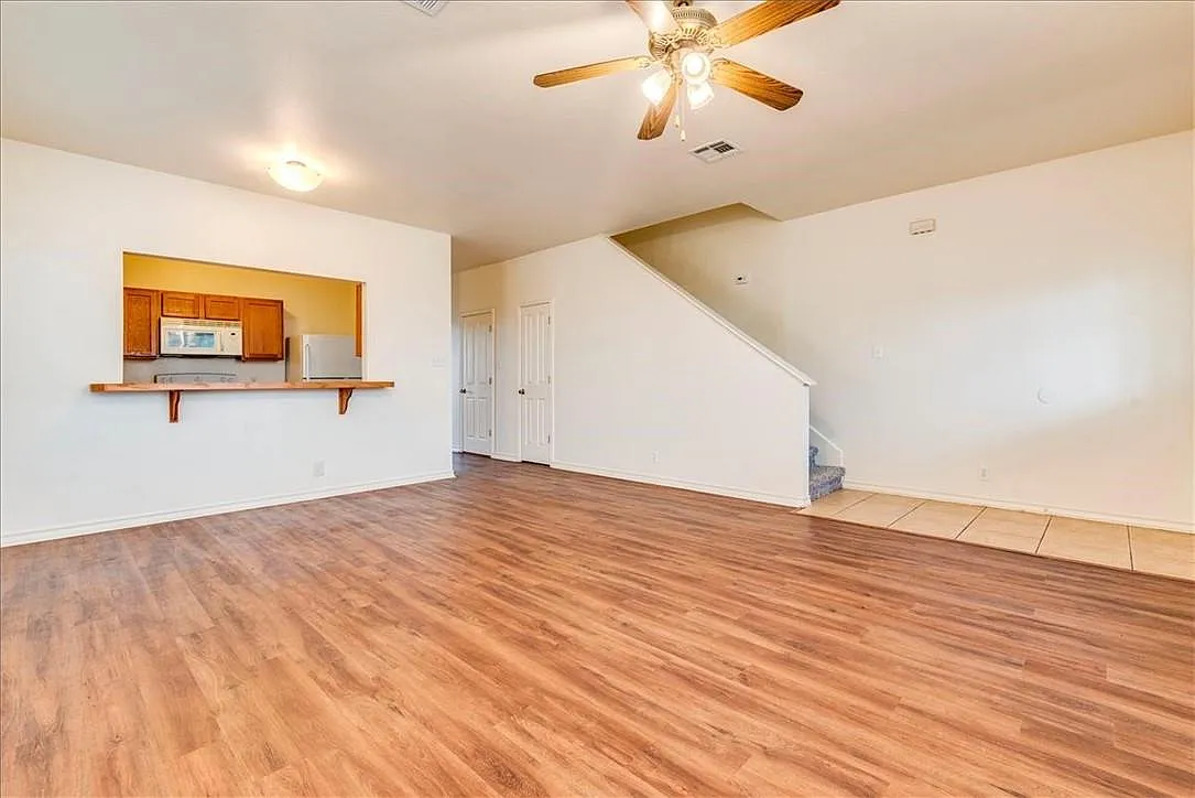 3 bed, 2.5 bath, 1730 sqft, $1,350 — Photo 4