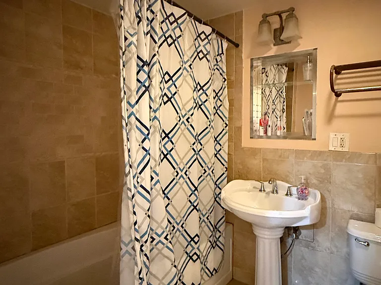1100 Governors Dr #13 — Photo 7