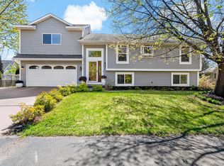 8600 Pineview Ln N, Maple Grove, MN 55369