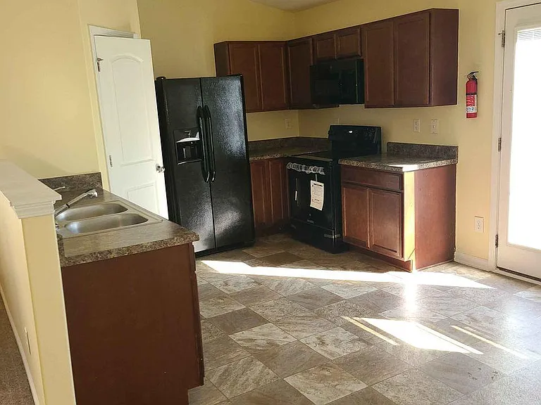 933 Capetown Ln — Photo 11