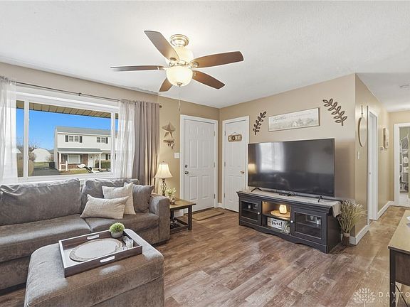 3rd image of 349 Oakridge Dr