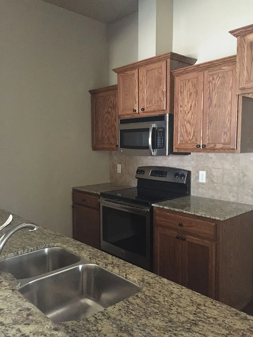 Building Photo - 1401 Mosley Cir S #100
