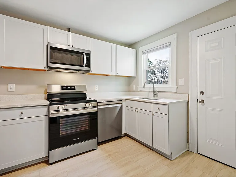 215 W Geer St — Photo 7