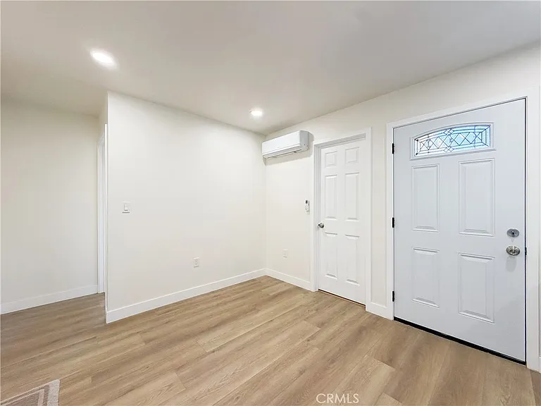 320 E Marshall St #B — Photo 9