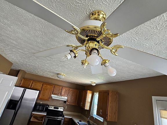 5th image of 825 Oakridge Dr