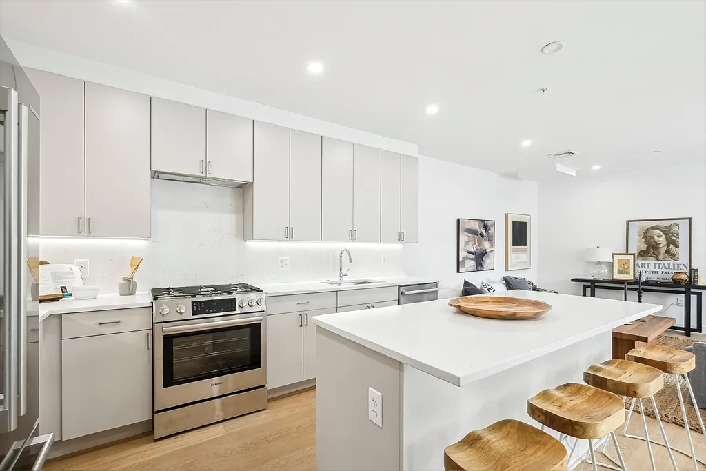 2 bed, 2.0 bath, 1103 sqft, $4,650 — Photo 3