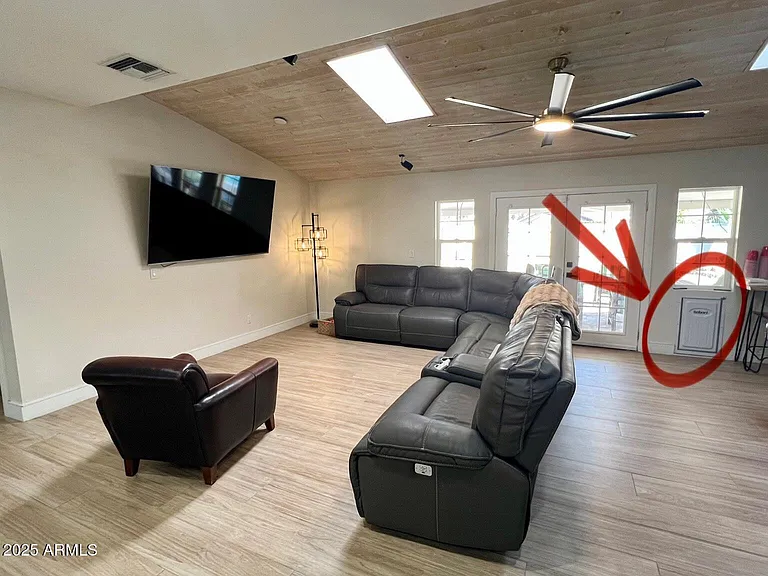 219 W Harmont Dr — Photo 9