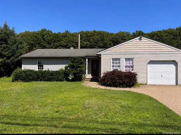 81 Bellwood Ave, South Setauket, NY 11720