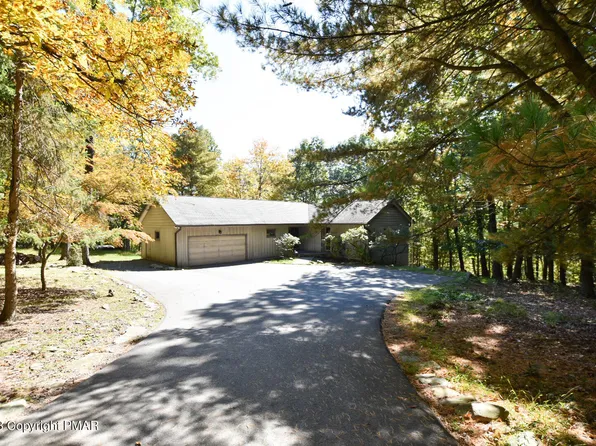 201 Flatrock Rd, Buck Hill Falls, PA 18323