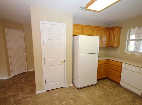 3rd image of 208 Coronado Cir