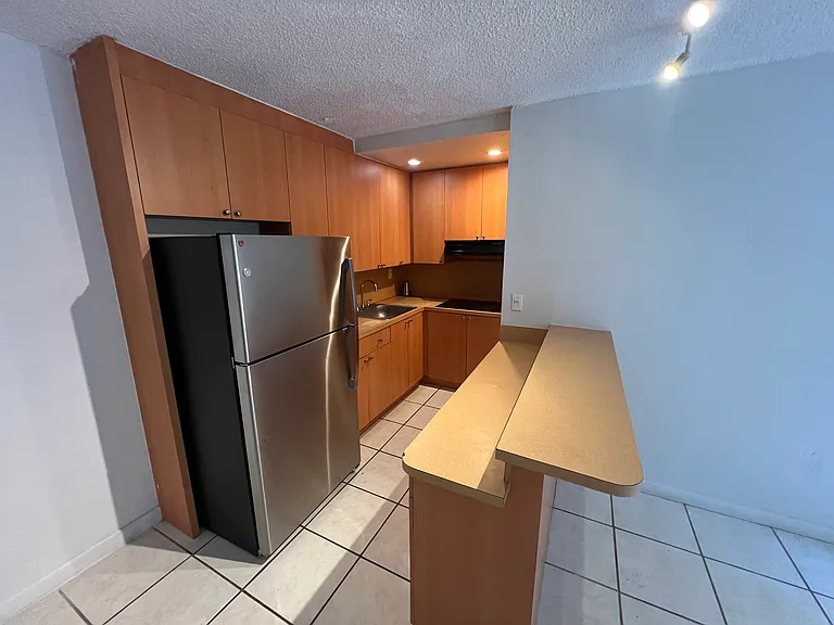 425 NE 32nd St #4 — Photo 3