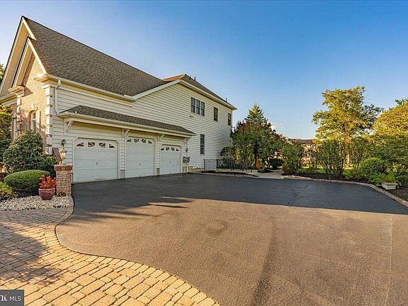 5th image of 4 Apple Blossom Ln