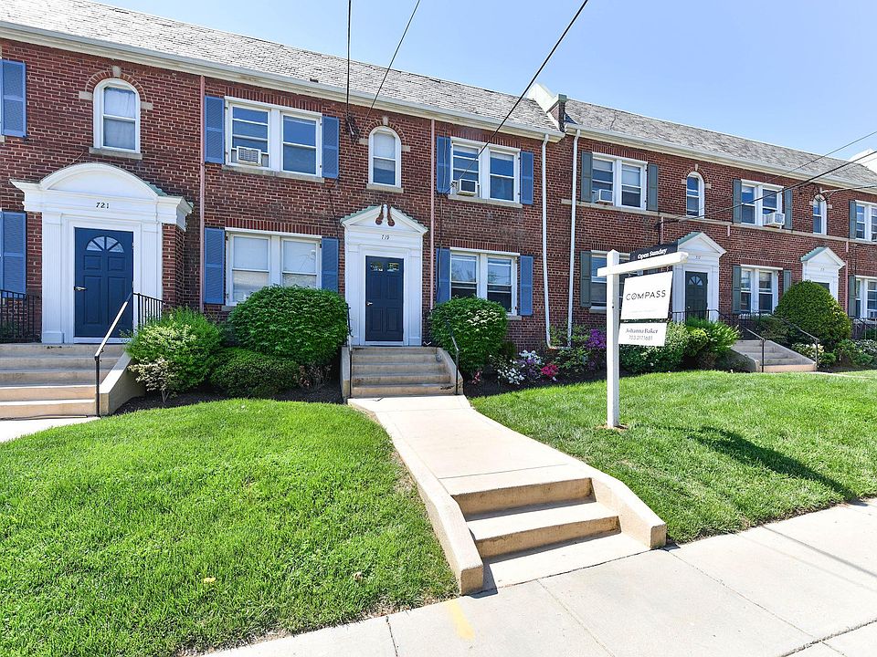 Front of the building - There are entrances to the unit from both a front door and a backdoor staircase.