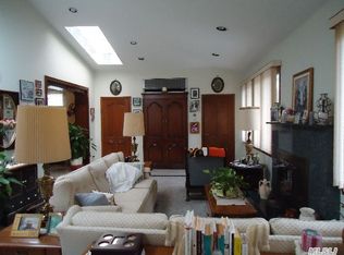 5347 214th St, Oakland Gardens, NY 11364