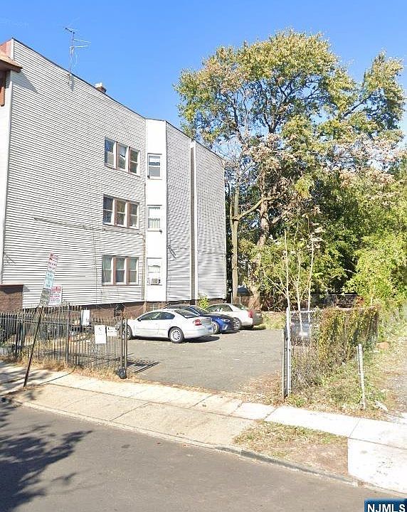 1st image of 90 Eaton Pl