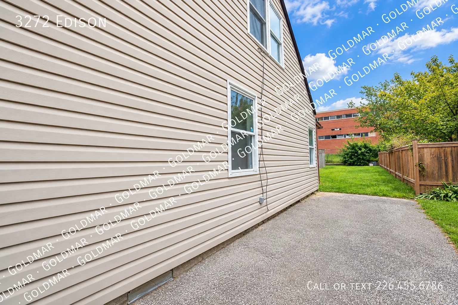 Available Now -5 Bedroom House With 2 Full Bathrooms — Photo 4