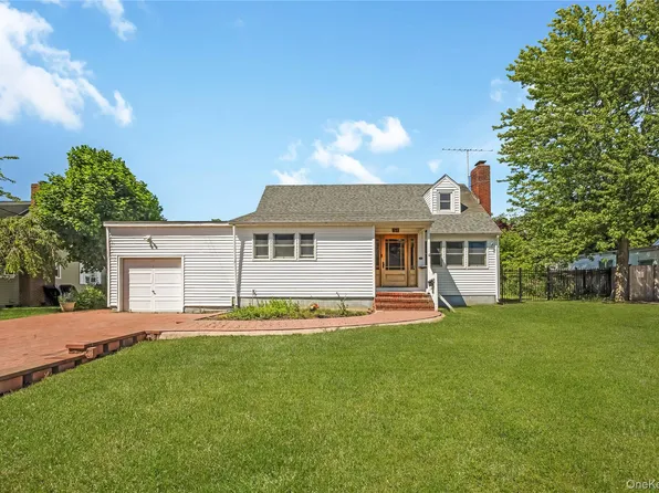 51 Bayside Avenue, Amityville, NY 11701