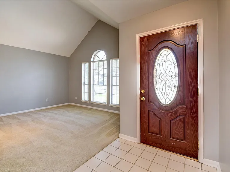 2114 Whirlaway Dr — Photo 3
