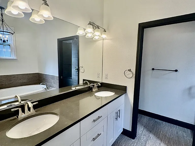 331 N Trask St — Photo 11