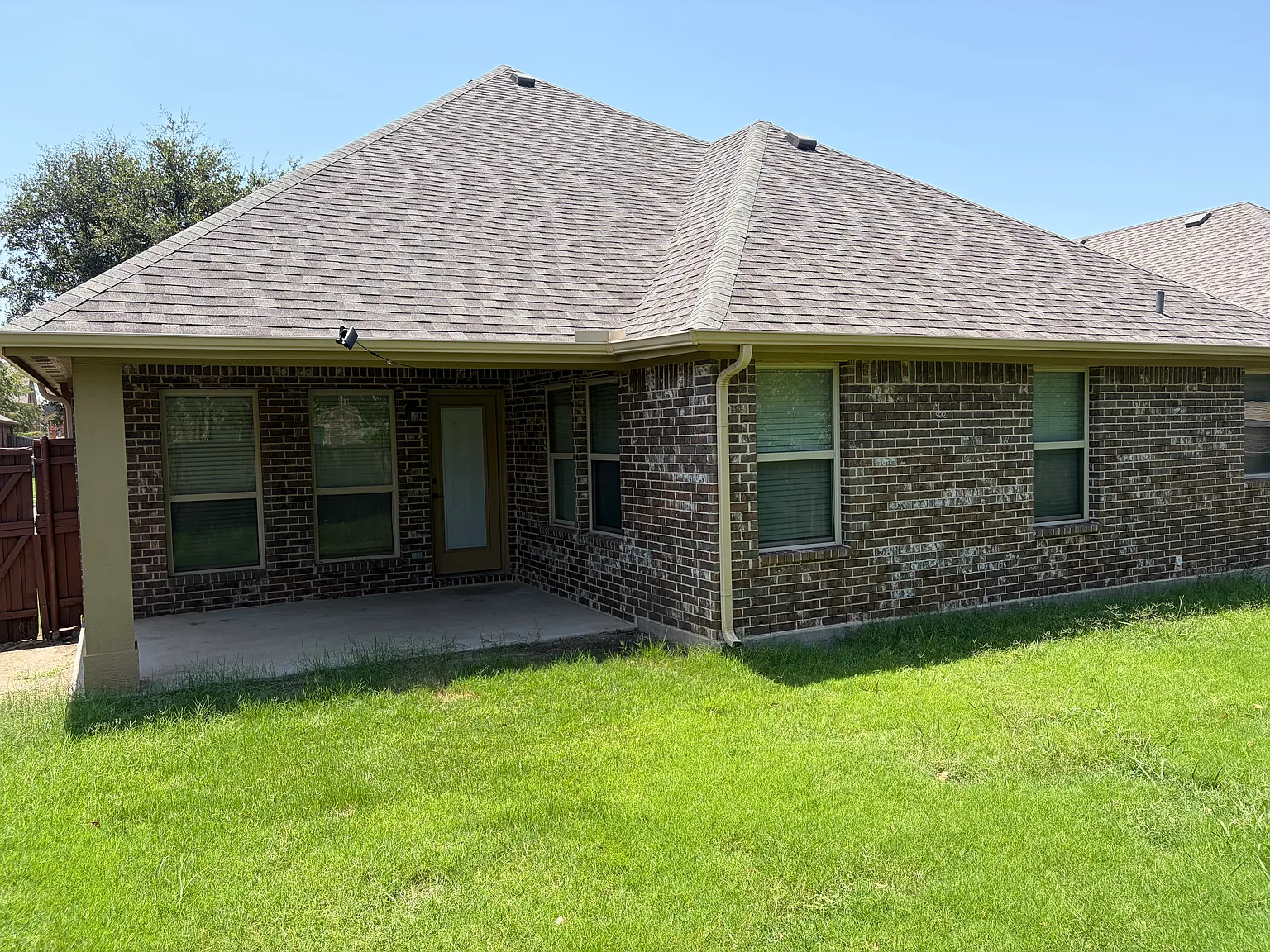 4 bed, 1929 sqft, $2,350 — Photo 2