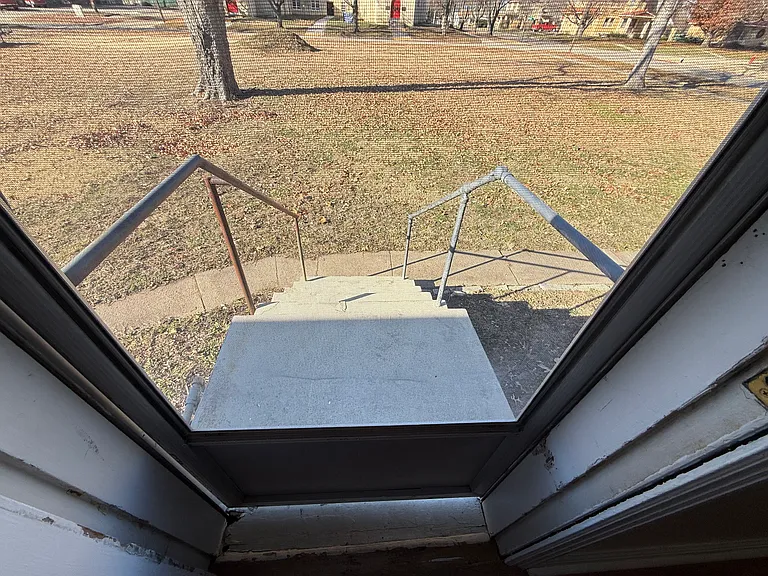 231 W 4th St #2 — Photo 33