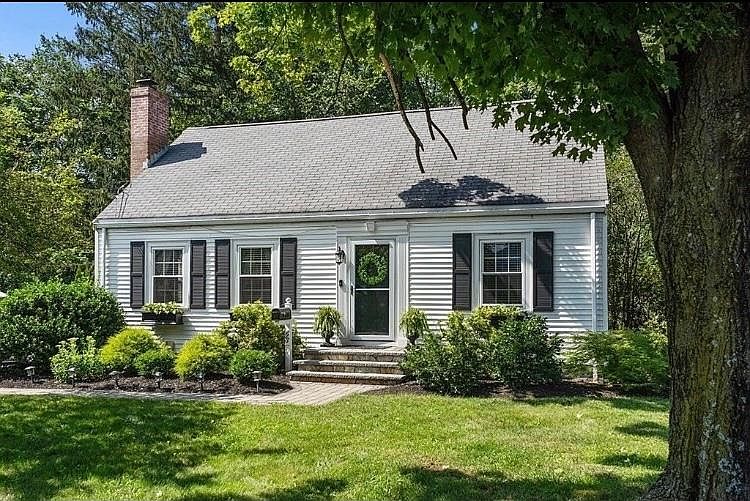 BIG FRONT YARD WHERE YOU CAN ENJOY THE GARDEN OR EVEN PARK 3 CARS IF NEEDED