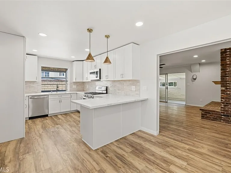 48 Mansfield Ln — Photo 3