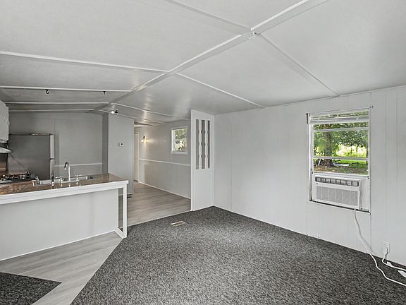 3rd image of 1090 Old Sunbury Rd #28