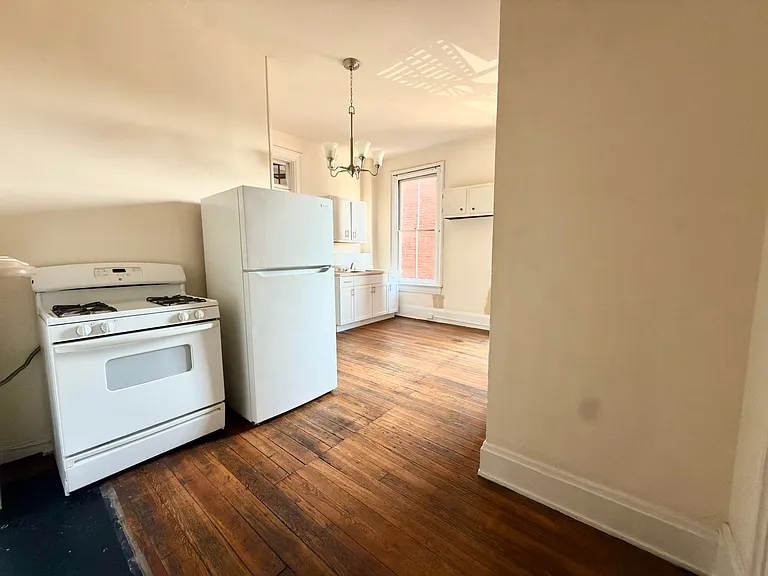 102 W Clifton Ave — Photo 2