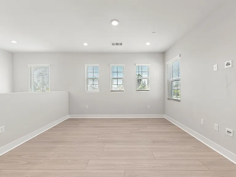 585 Patten Ave — Photo 32
