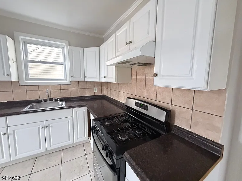 3 bed, 1.0 bath, $2,100 — Photo 3