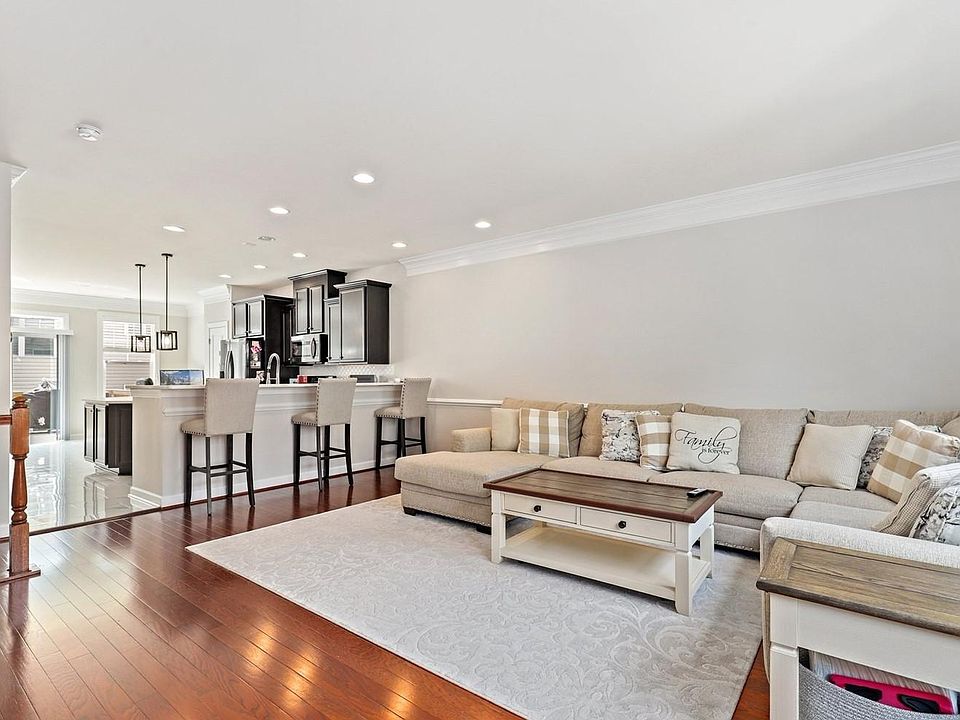1st image of 104 Lucas Ln