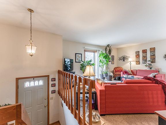 3rd image of 700-701 Iroquois Cir