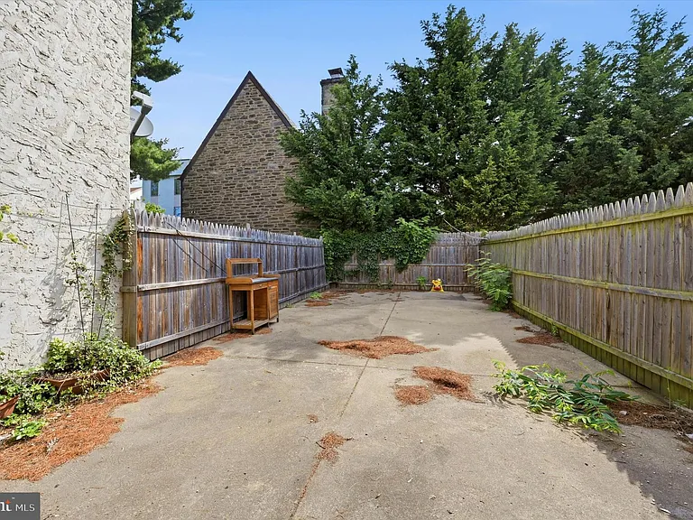 1215 Crease St — Photo 24