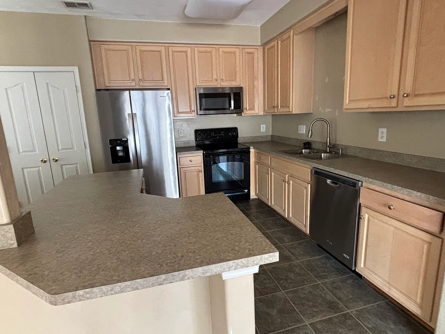 3 bed, 2.5 bath, 1793 sqft, $2,300 — Photo 4